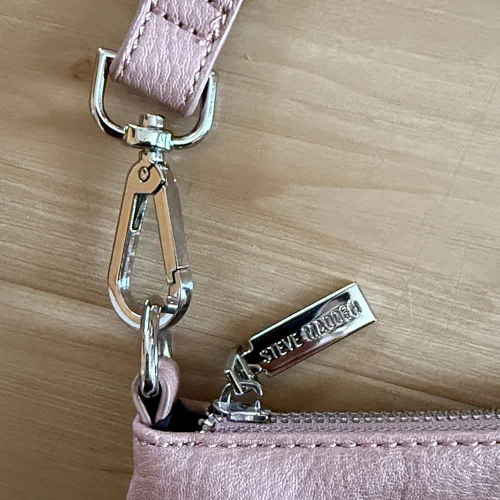 STEVE MADDEN SOFT PINK CROSSBODY PURSE ADJUSTABLE SHOULDER STRAP TOP ZIP CLOSURE